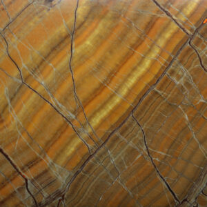 Aurora Onyx natuursteen plaat met verfijnde aders en een luxe uitstraling voor exclusieve interieurtoepassingen.
