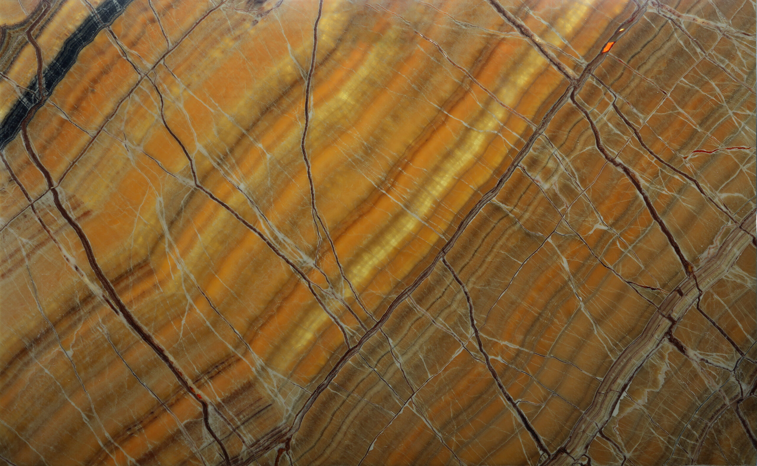 Aurora Onyx natuursteen plaat met verfijnde aders en een luxe uitstraling voor exclusieve interieurtoepassingen.