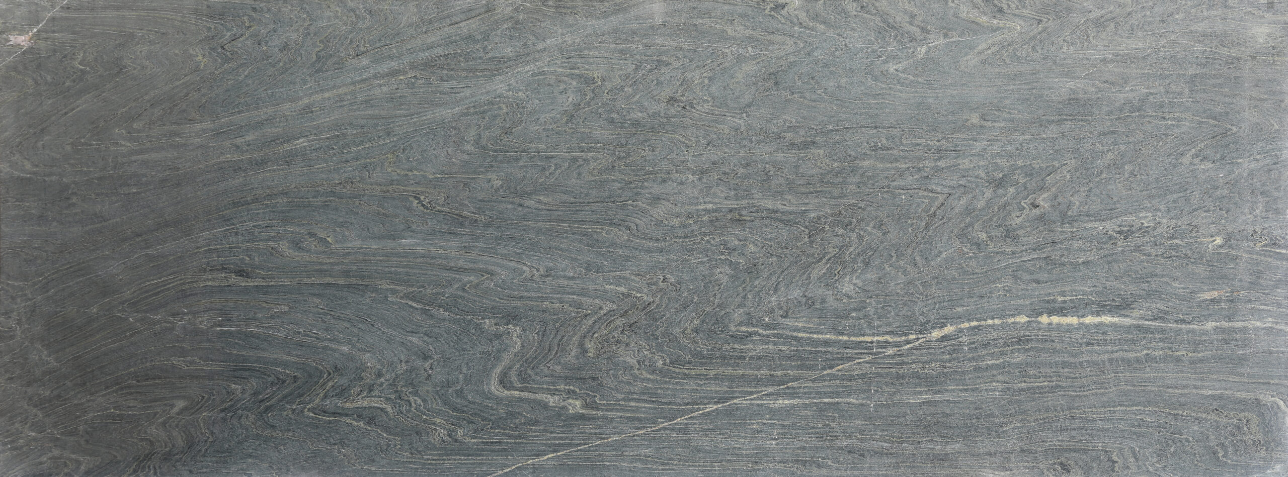 Avocatus Green Granite natuursteen plaat met diepgroene kleur en opvallende natuurlijke aders, geschikt voor keukenbladen, vloeren en wandbekleding.