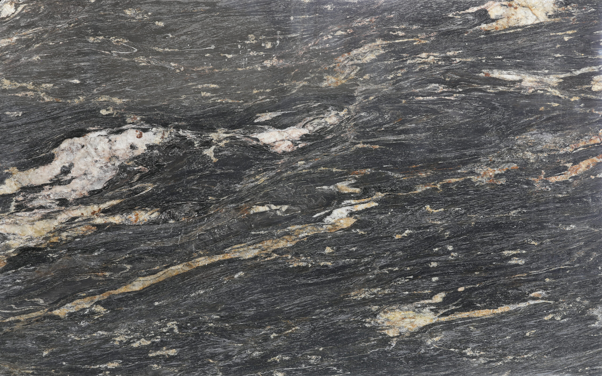 Titanium Graniet natuursteen plaat met opvallende natuurlijke aders, geschikt voor keukenbladen, vloeren, wandbekleding en exclusieve interieurprojecten.