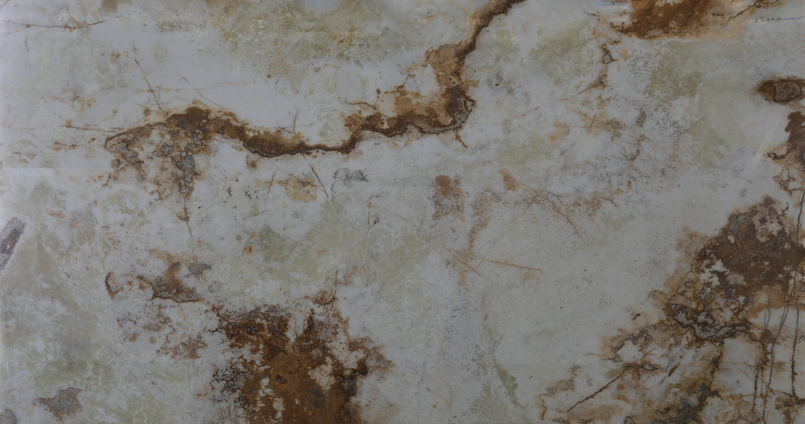 Cristallo Onyx natuursteen plaat met lichte transparante kleur en verfijnde natuurlijke aders, geschikt voor wandbekleding, werkbladen en exclusieve interieurs.